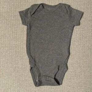 5/$10 Carter’s Short Sleeve Onesie - Solid - 0-3 Mo